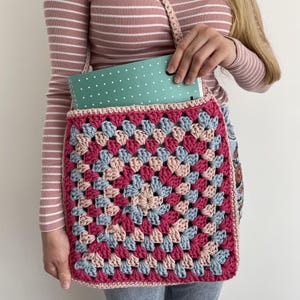 Sac carré grand-mère au crochet, fourre-tout au crochet, sac fourre-tout fait main, sac à bandoulière au crochet, fourre-tout à bandoulière rose poudré.