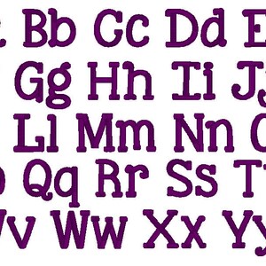 Op de afbeelding: Een compleet alfabet in hoofdletters en kleine letters, weergegeven in een dieppaarse kleur. De letters zijn in een schreeflettertype, met een licht afgeronde uitstraling, tegen een witte achtergrond.