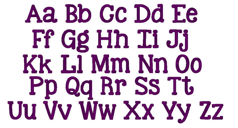 Op de afbeelding: Een compleet alfabet in hoofdletters en kleine letters, weergegeven in een dieppaarse kleur. De letters zijn in een schreeflettertype, met een licht afgeronde uitstraling, tegen een witte achtergrond.