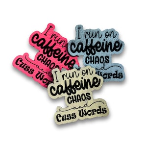 Puede incluir: Tres pegatinas coloridas con el texto "Funciono con cafeína, caos y palabrotas".