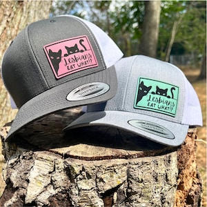 Divertente cappello LGBTQ - "Lesbiche, cosa mangiate?" Cappello da camionista con toppa a due gatti neri, umorismo queer, regalo sarcastico per l'orgoglio, cappello con toppa incisa