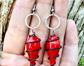 Rot und Schwarz Ohrringe - Glas Baumeln Design - Hypoallergen Edelstahl für empfindliche Ohren - Perfektes Geschenk für Sie