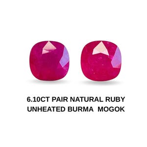 Puede incluir: Dos rubíes naturales sin calentar, tallados en cojín, de color rojo intenso. Las piedras preciosas se muestran sobre un fondo blanco. El texto en la parte inferior dice "6.10CT PAIR NATURAL RUBY UNHEATED BURMA MOGOK."