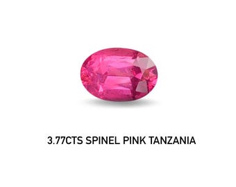 Puede incluir: Una gema ovalada de color rosa vibrante, probablemente una espinela, sobre un fondo blanco. La superficie facetada de la gema captura la luz, mostrando un color rico y saturado. El texto en la parte inferior dice: 3.77CTS SPINEL PINK TANZANIA.