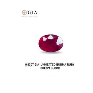 Pode incluir: Uma gema de rubi ovalada, vermelha intensa, sobre um fundo branco. O texto diz "0.83CT GIA UNHEATED BURMA RUBY PIGEON BLOOD". O logotipo da GIA está no canto superior esquerdo.