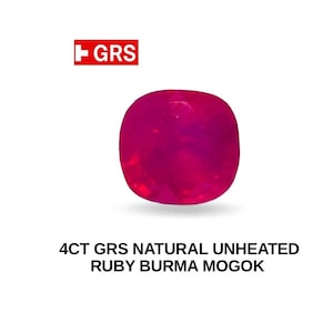 Può includere: Una vibrante gemma di rubino taglio cuscino, che irradia una profonda tonalità magenta. L'immagine include il testo "4CT GRS NATURAL UNHEATED RUBY BURMA MOGOK" e il logo "GRS". La gemma è presentata su uno sfondo bianco pulito.