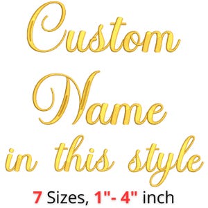 Puede incluir: Texto dorado bordado sobre fondo blanco que dice "Custom Name in this style". El texto está en cursiva. La imagen también indica "7 tamaños, 2.5cm-10cm".