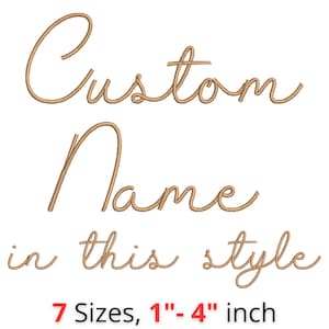Può includere: Un design digitale con le parole "Custom Name" in un carattere corsivo, con "in this style" sotto. Il testo è marrone chiaro. L'immagine indica anche "7 Taglie, 2.5cm-10cm".