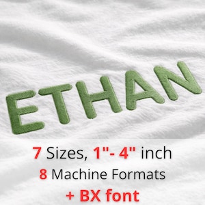 Op de afbeelding: Witte stof met de naam "ETHAN" geborduurd in groen garen. De tekst hieronder luidt: "7 maten, 2,5 cm - 10 cm", "8 machineformaten" en "+ BX lettertype".