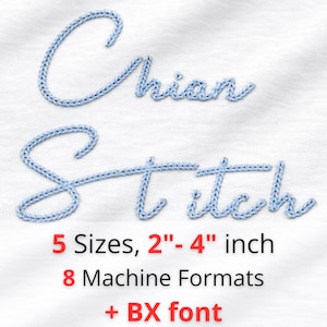 Op de afbeelding: Lichtblauw geborduurde tekst op een witte achtergrond leest "Chian Stitch". Daaronder staan de woorden "5 Maten, 5-10 cm", "8 Machineformaten" en "+ BX lettertype" in rood en zwart.