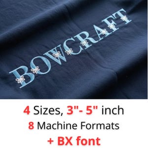 Puede incluir: Primer plano de tela azul marino bordada con la palabra "BOWCRAFT" en escritura azul claro, adornada con pequeños acentos de flores blancas. La imagen también incluye texto que indica los tamaños disponibles de 7,6 a 12,7 cm.