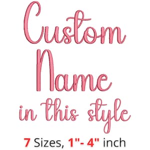 Puede incluir: Texto rosa bordado sobre fondo blanco: "Custom Name in this style". El texto está en cursiva. Debajo, dice "7 Tamaños, 2.5cm-10cm".