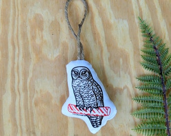 Adorno navideño de peluche: Búho con menta, serigrafía a mano, animal del bosque navideño.