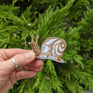 Parche de caracol Slow Down: aplique termoadhesivo bordado con forma de insecto de la naturaleza