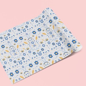 K&ouml;nnte beinhalten: Blaues und gelbes Blumenmuster-Verpackungspapier mit einem Davidstern-Muster.