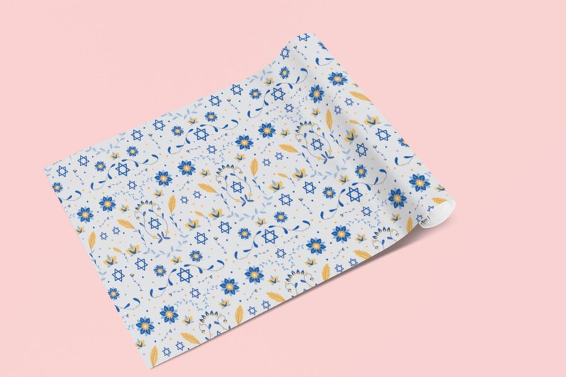 K&ouml;nnte beinhalten: Blaues und gelbes Blumenmuster-Verpackungspapier mit einem Davidstern-Muster.