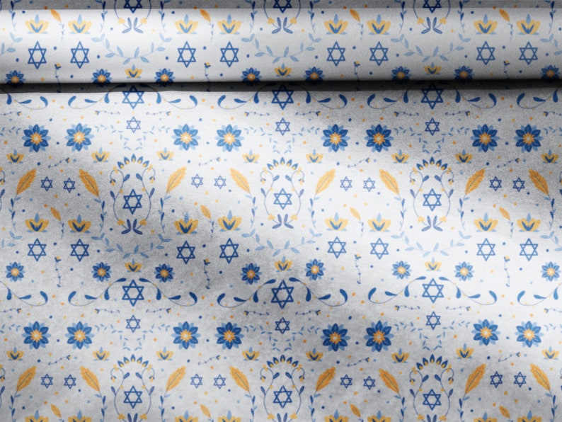 K&ouml;nnte beinhalten: Wei&szlig;es Geschenkpapier mit einem sich wiederholenden Muster aus blauen Blumen, gelben Bl&auml;ttern und blauen Davidsternen.