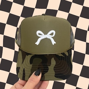 Camo truckerpet met witte strik