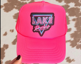 Boné Trucker Rosa Lake Babe | Boné Trucker de Verão Vida no Lago