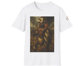 Può includere: T-shirt bianco con un dipinto dettagliato di un guerriero africano che tiene una lancia e uno scudo. Il guerriero indossa abiti tradizionali, sullo sfondo di una scena di battaglia. La maglietta ha un piccolo logo sulla manica.