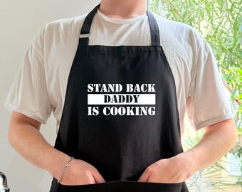 Regalo di Natale, divertente grembiule da cucina per papà con scritta "Stand Back Daddy Is Cooking", grembiule da barbecue per papà, regalo di cucina per papà e amanti delle grigliate