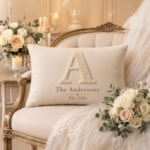 Cojín personalizado con monograma de boda, cojín personalizado con nombre familiar, cojín con inicial perforada, regalo para recién casados, regalo de aniversario