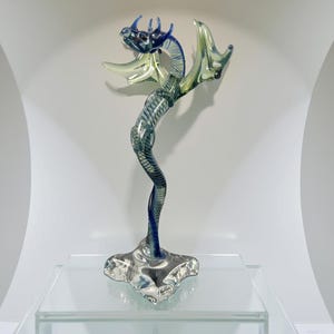 Flying Dragon Glasskulptur signiert und datiert 2011 von Künstler Grün Blau