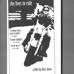 Puede incluir: Ilustración en blanco y negro de una mujer conduciendo una motocicleta. El texto "she lives to ride" está en la parte superior de la imagen. El texto "a film by Alice Stone" está en la parte inferior de la imagen.
