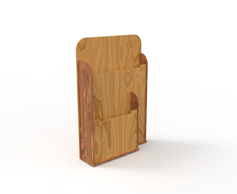 Peut inclure: Un porte-revues en bois avec trois compartiments. Le porte-revues est en bois brun clair avec une garniture en bois brun fonc&eacute;.