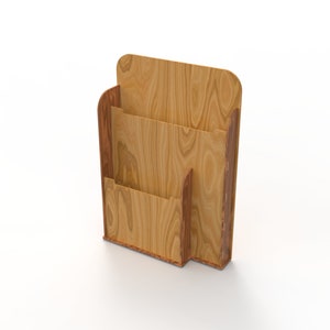 Peut inclure: Un porte-revues en bois avec trois compartiments. Le porte-revues est en bois brun clair avec une finition grain de bois naturel.