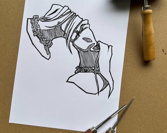 Puede incluir: Un dibujo lineal en blanco y negro de dos figuras con detalles florales sobre papel blanco. Un rodillo de impresión y dos herramientas de tallado con mango de madera también son visibles sobre una superficie marrón.