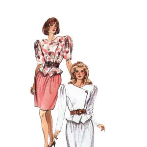 Op de afbeelding: Twee vrouwen in jurken met pofmouwen. De vrouw links draagt een roze en witte bloemenjurk met een zwarte riem. De vrouw rechts draagt een witte jurk met een zwarte riem en een wit jasje.