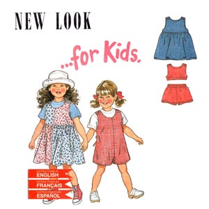 Op de afbeelding: Een naaipatroon voor kinderkleding. Het patroon bevat instructies in het Engels, Frans en Spaans. Het patroon toont twee meisjes die verschillende outfits dragen. Eén meisje draagt een rood-wit geruit schortjurkje en het andere meisje draagt een blauw-wit bloemenjurkje. Het patroon bevat ook een blauwe mouwloze jurk en een rode twee-delige outfit.