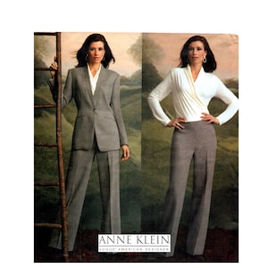 Puede incluir: Un conjunto de dos piezas que incluye un blazer gris y pantalones a juego, combinado con una blusa blanca estilo cruzado. La imagen incluye el texto ANNE KLEIN VOGUE AMERICAN DESIGNER. La ropa se muestra en dos variantes, una con blazer y otra sin.
