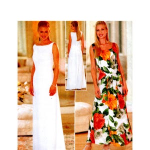 Puede incluir: Dos mujeres con vestidos largos. Un vestido es blanco y el otro es de estampado floral con flores rojas, naranjas y amarillas sobre un fondo verde.