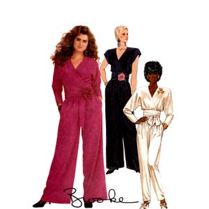 Peut inclure: Trois illustrations de mode représentant des combinaisons. L'une est une combinaison portefeuille magenta avec une fleur à la taille. Une autre est noire à manches courtes avec une rose rose. La troisième est blanche à manches longues avec un nœud.