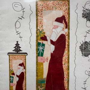 Könnte beinhalten: Ein weihnachtliches Kunstwerk mit einer Darstellung des Weihnachtsmanns in rotem Anzug und Hut, der verpackte Geschenke hält. Das Kunstwerk enthält ein kleineres Bild des Weihnachtsmanns und einen Weihnachtsbaum mit dekorativen Rändern und skurrilen Strichzeichnungen.