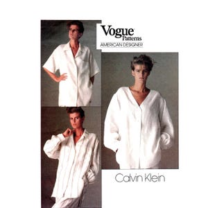 Könnte beinhalten: Eine Vogue Patterns American Designer Schnittmusterhülle für Calvin Klein. Das Cover zeigt drei Bilder eines weißen Hemdes mit Knopfleiste, Kragen, langen oder kurzen Ärmeln und Vordertaschen auf einem schlichten Hintergrund.
