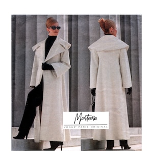 Könnte beinhalten: Ein langer, cremefarbener Mantel mit breitem Kragen, getragen über einem schwarzen Rollkragenpullover und einer schwarzen Hose. Der Mantel hat lange Ärmel und eine strukturierte Silhouette. Der Text "Montana VOGUE PARIS ORIGINAL" steht unten.