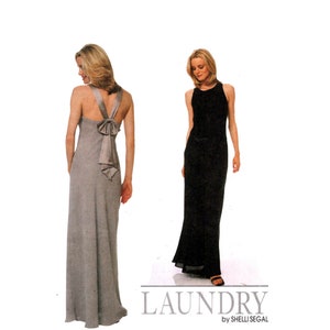 Pode incluir: Duas mulheres vestindo longos vestidos de noite. O vestido à esquerda é prateado e tem um detalhe de laço nas costas. O vestido à direita é preto. A imagem inclui o texto "LAUNDRY by SHELLI SEGAL".