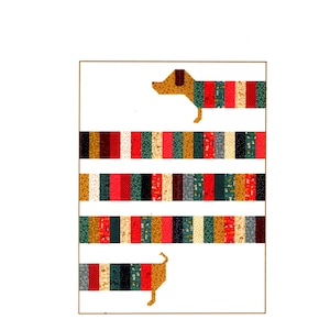 Peut inclure: Une courtepointe rectangulaire présentant un motif de chien teckel stylisé créé à partir de bandes de tissu verticales dans des tons de rouge, vert, marron et crème. Le corps du chien est segmenté en trois rangées horizontales, tête en haut et queue en bas.