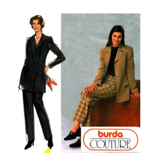 Puede incluir: Imagen de un patrón de costura Burda Couture con dos trajes de mujer. Uno es un traje negro con una chaqueta larga y pantalones a juego. El otro es un traje a cuadros marrón con una blazer y pantalones a juego. El logotipo de Burda Couture está en la esquina inferior derecha.