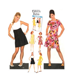 Op de afbeelding: Twee vrouwen tonen retro jurken uit de jaren 60. Eén draagt een wit en zwart jurkje, de ander een jurk met bloemenprint. Een Simplicity patroonafbeelding staat op de achtergrond, met verschillende jurk ontwerpen. De tekst "1960's Retro" is zichtbaar.