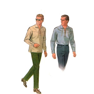 Può includere: Due camicie a maniche lunghe con scollo allacciato e colletto. Una camicia è beige e abbinata a pantaloni verde scuro e mocassini marroni. L'altra camicia è azzurra e abbinata a pantaloni blu scuro e una cintura nera.