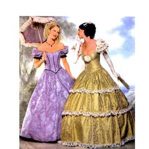 Puede incluir: Dos vestidos largos hasta el suelo, uno en color lavanda con ribete negro en el corpiño y otro en dorado con faldas de volantes escalonados. El vestido lavanda presenta mangas descubiertas y una sombrilla, mientras que el dorado tiene mangas con volantes y guantes blancos.