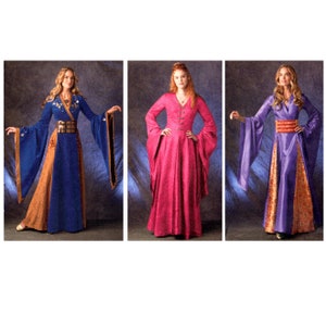Puede incluir: Tres vestidos de estilo medieval en azul, rosa y morado. Cada vestido tiene mangas largas y fluidas y un panel contrastante en la falda. El vestido azul tiene detalles dorados y un cinturón ancho. El vestido rosa tiene un corpiño abotonado. El vestido morado tiene un cinturón rojo y dorado.