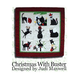 Puede incluir: Un edredón navideño con gatos negros con accesorios festivos. Borde a cuadros rojos y verdes. Incluye el texto "Christmas With Buster" y "Designed by Judi Maxwell".