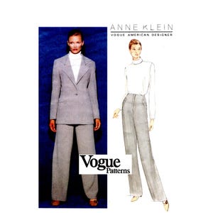 Puede incluir: Un sobre de patrón de costura para un traje Anne Klein Vogue American Designer que incluye un blazer gris y pantalones a juego combinados con un cuello alto blanco. El diseño presenta una chaqueta de un botón con solapas anchas.