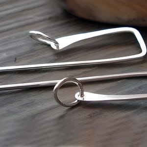 Pendientes de gancho cuadrado. Plata de ley o chapados en oro de 14k. Diseño sencillo y minimalista con ganchos colgantes. AGB LaVolta