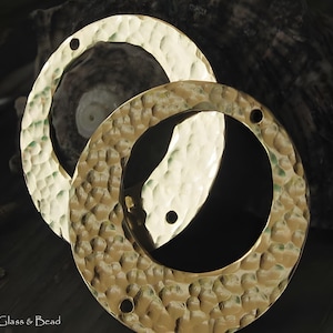 Hallazgos de joyería artesanales rellenos de oro AGB, arandelas desplazadas circulares texturizadas de 26 mm, Helena, 2 piezas